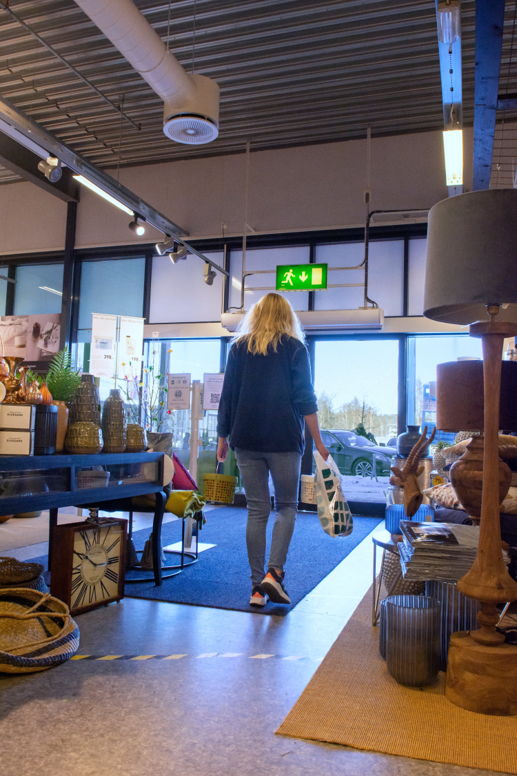 kunde på vei ut av malingbuikken