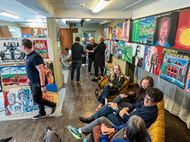 publikum på kunstutstilling