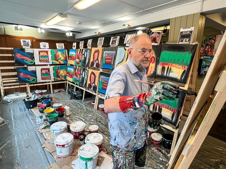 kunstner med mange malerier