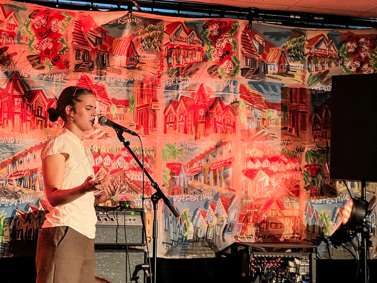 Artist på scent med fargerik bakgrunn laget av Steve Keene.