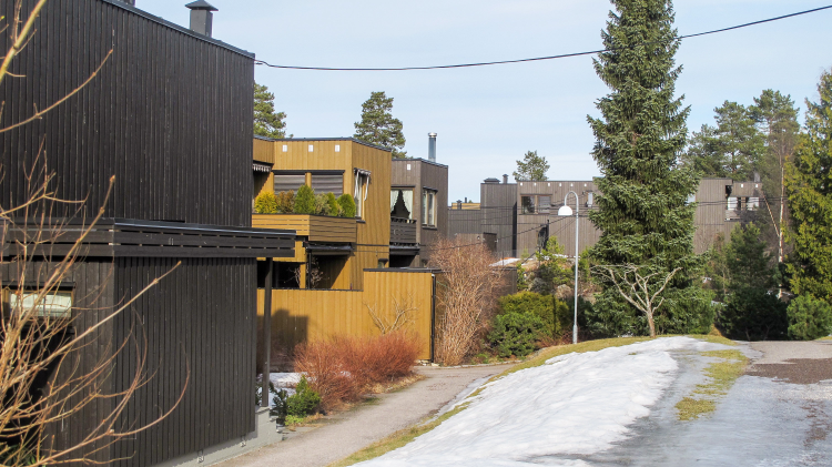 brune og gule fasader