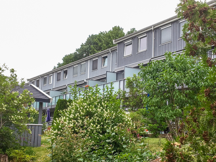 grå hus grønn hage