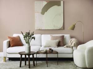 Fargen Anemon 656 fra trenden "Soft Pink" går fint sammen med møbler, tekstiler og detaljer med behagelige og dynamiske former og teksturer.<br />Foto: Beckers