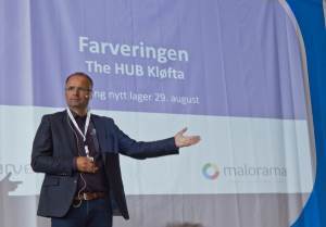 Espen Marthinsen i Farveringen presenterer prosjektet The HUB Kløfta for 200 gjester i de nye lagerlokalene.<br />Foto: Chera Westman/ifi.no