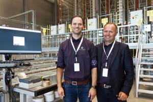 Drifts- og logistikksjef Gungør Turkøz og direktør i Farveringen Espen Martinsen smilte fornøyd etter at de hadde demonstrert de nye systemene. <br />Foto: Chera Westman/ifi.no