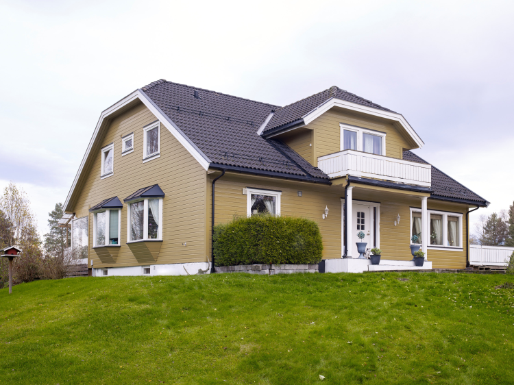 hus beige hvite detaljer 
