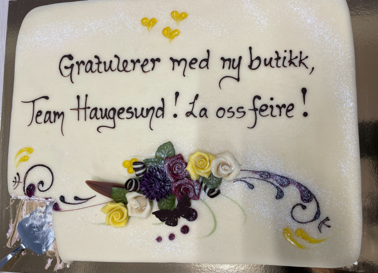 Flügger med kake under åpningen av nye lokaler i Haugesund.