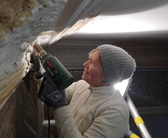 Anne Louise Gjør fjerner maling på gammel taklist