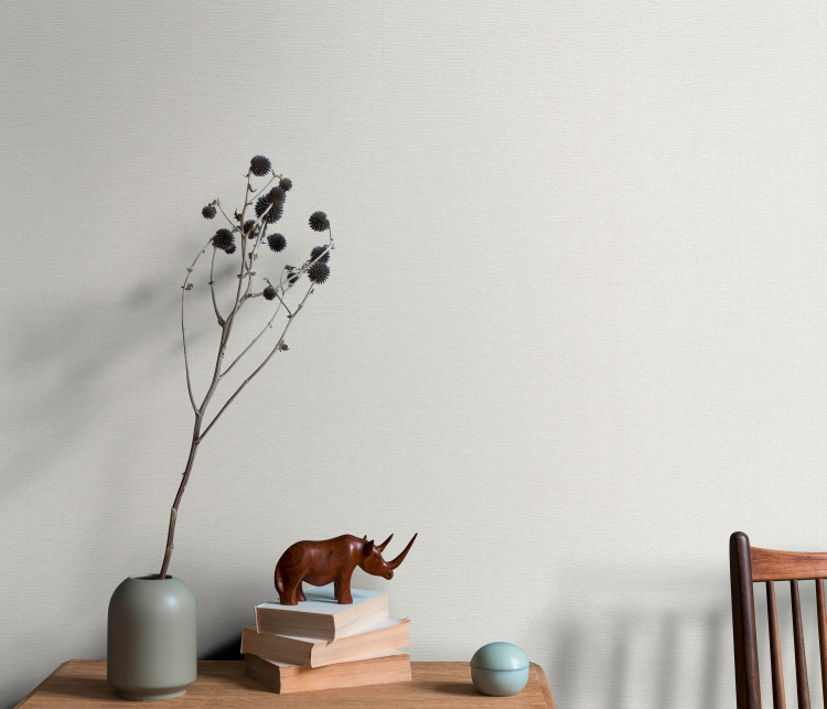 hvit tapetsert vegg med stilleben på benk foran