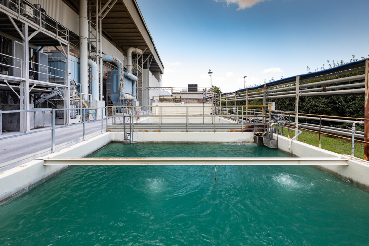 basseng med vann ved fabrikk