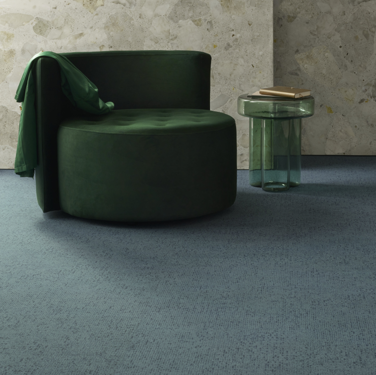 grønn stol, grønt teppe 