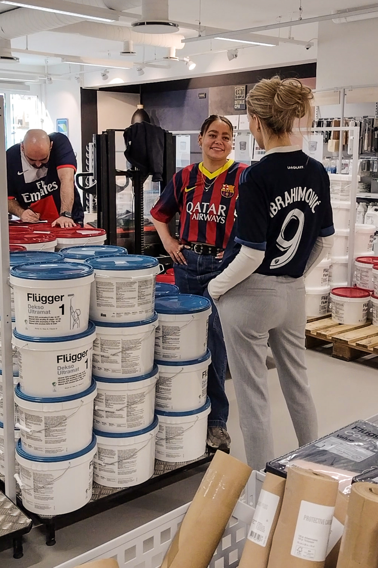 tre i fotballtrøye i malingbutikk