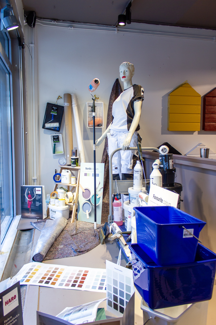 vindusutstilling i fargehandel, skiltdokke med maleutstyr