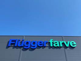 Foto: Charlotte Holberg Sveinsen/Ifi.no<br/>FLÜGGERBLÅTT: Den velkjente Flüggerblå fargen fikk konkurranse fra blåfargen på himmelen under besøket i Hamarbutikken.