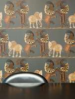 Foto: Anne Bråtveit<br/>Interiørarkitektene leverer interiør som gjenspeiler virksomhetens karakter og egenart. Tapetet med elefanter viser med glimt i øyet hvem som holder til her. Tapet Ardmore fra Cole&Son.