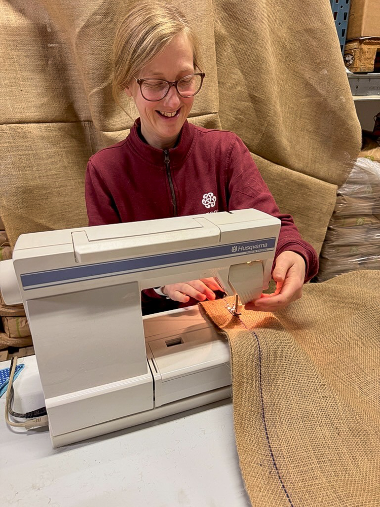 Bjørg Eva Brandsrud syr sammen jutestrie
