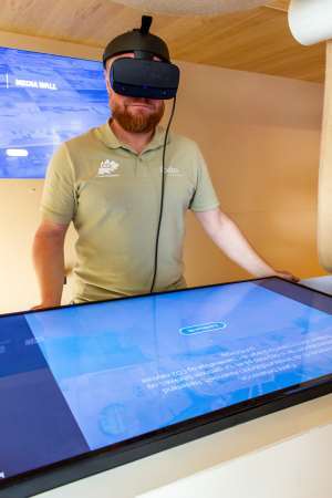 VR-TEKNIKK: Med hjelp av VR-briller fikk besøkende gå en guidet tur gjennom fabrikken som lager linoleumgulv. Fabrikken ligger i Nederland. <br />Foto: Chera Westman/ifi.no