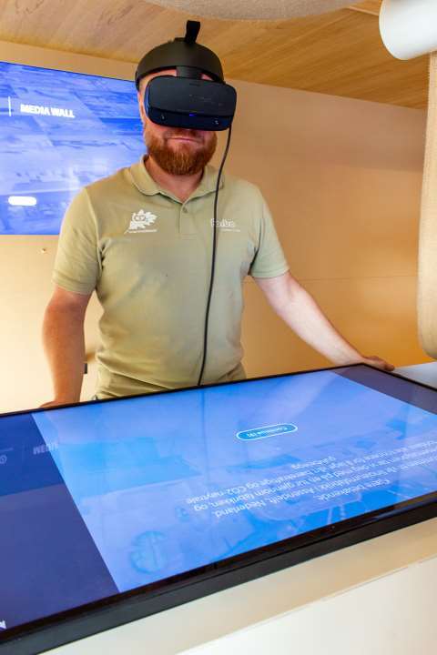 Raymond Sandvik med VR-briller