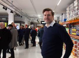 Foto: Iver Valkvæ/ifi.no<br/>FORNØYD: Salgsdirektør  i Mal Proff, Terje Langmoe, er glad for de har fått på plass en butikk i  Lierstranda, som utfyller butikken i Drammen.
