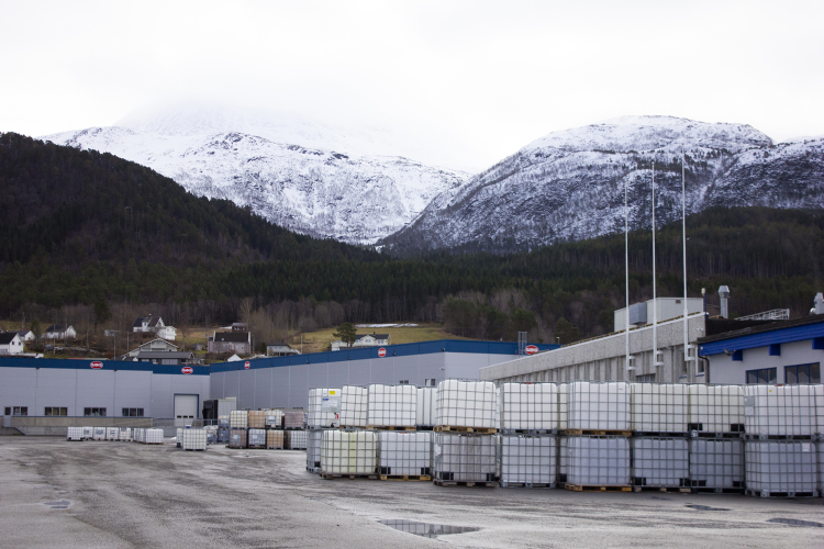 Gjøco sin malingsfabrikk ligger ved fjellene