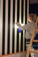 Foto: Iver Valkvæ/ifi.no<br/>TAPE AV: Kristine Djønne Andersen ferdigstiller  den stripete veggen med millimeterpresisjon før hun drar av maskeringstapen.
