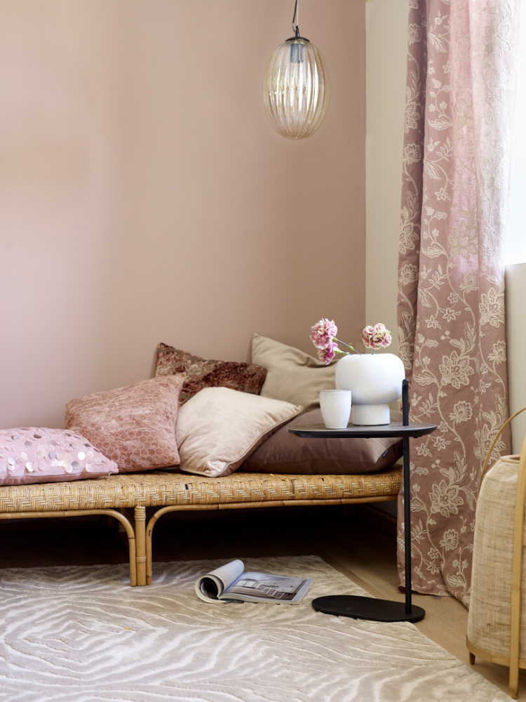 Soverom med dus rosa vegger fra Fargerike