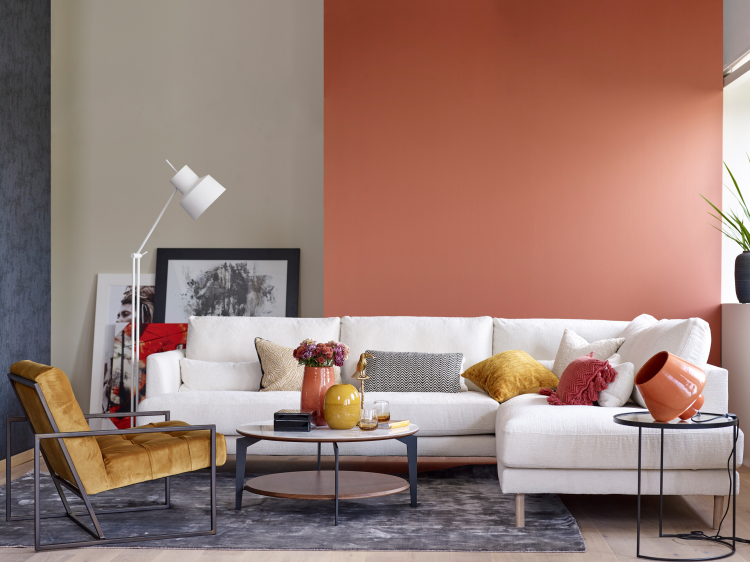 Stue malt med solvarme farger fra Fargerike. Årets farge 2021.