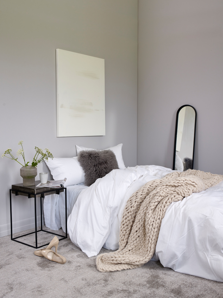 Soverom malt i svale farger og Årets Farge 2021 fra Fargerike