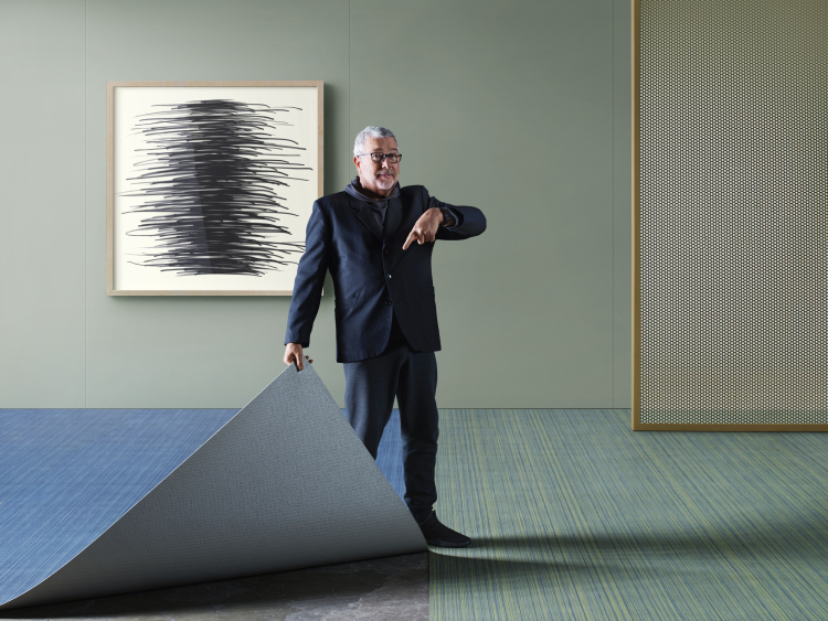 mann i dress i rom med teppegulv