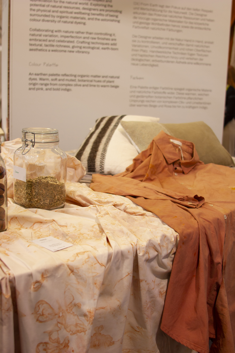 tekstil med plantepigmenter 