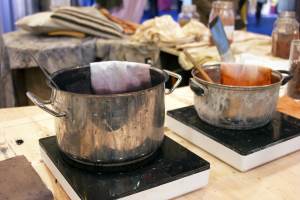 Foto: Emma Wold/ifi.no<br/>FARGET I KJELE: Vann, pigmenter og tekstil satt til kok. 