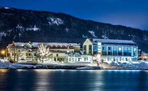 Hotellet ligger midt i Mosjøen ved bredden av elva Vefsna. <br />Foto: Morten Eriksen
