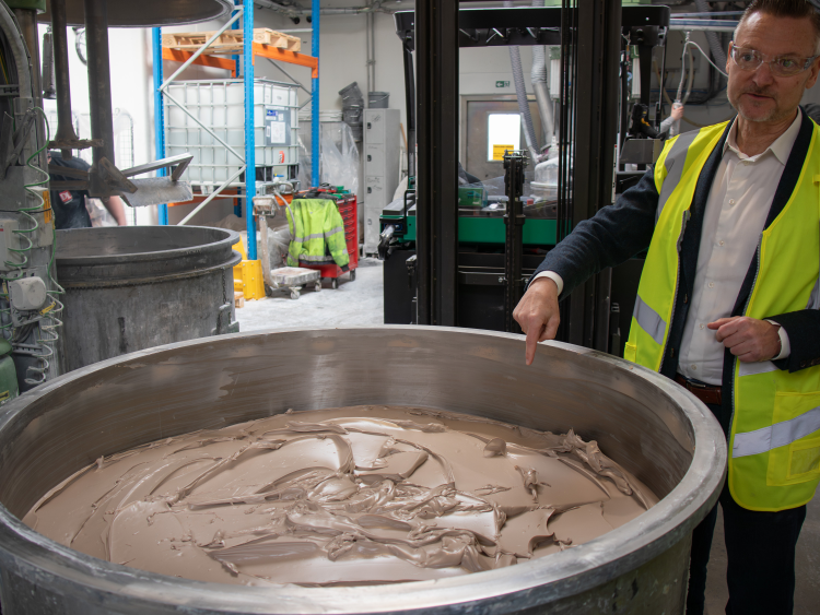 råvarer rørt sammen til fugemasse