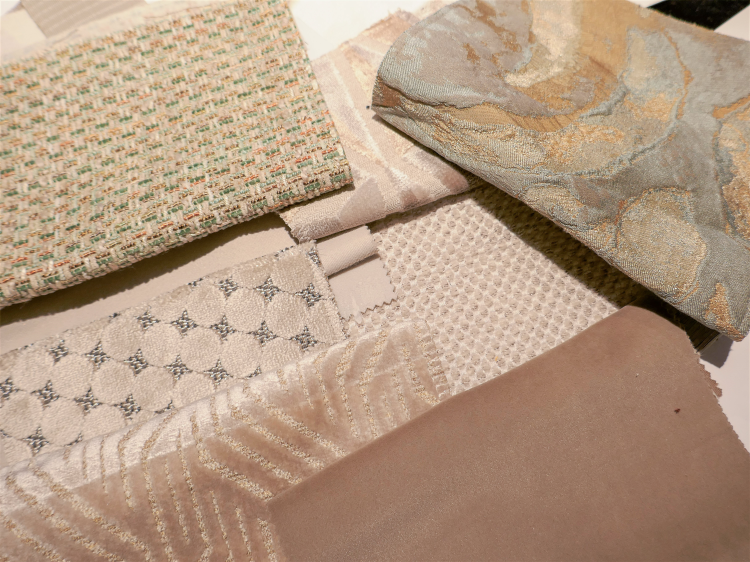 Et utvalg tekstiler i lyse varme toner.