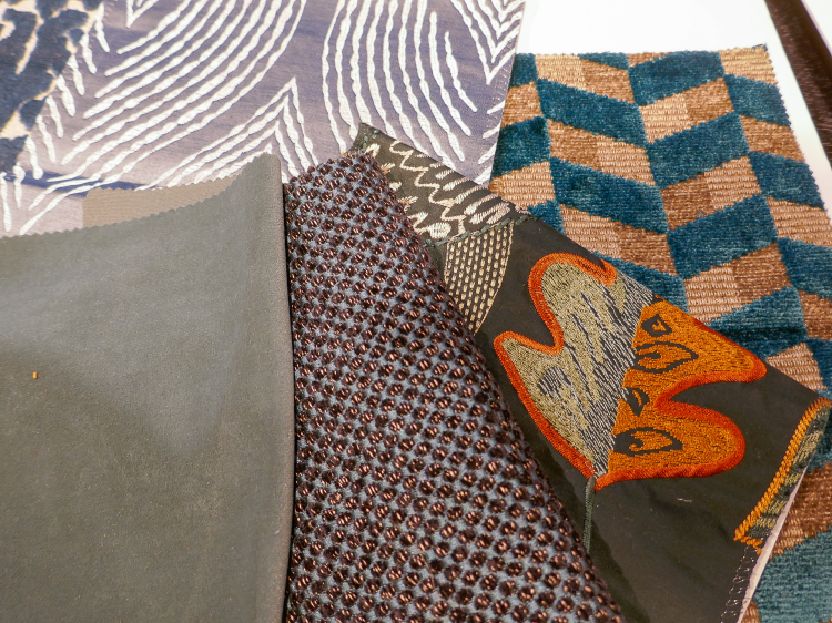 Brodert tekstil sammen med ensfargede i blått og gyldent