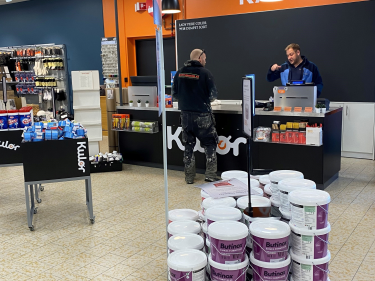 to menn butikkdisk maling