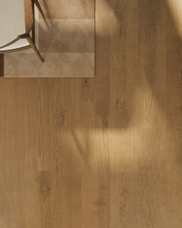 eksklusivt tregulv av herdet parkett, bilde tatt ovenfra med teppekant synlig i øvre venstre hjørne