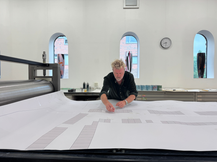 mann tegner kontor hvitt
