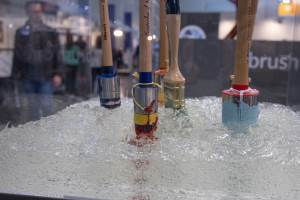 Foto: Iver Valkvæ/ifi.no<br/>GEL: En tysk verktøyprodusent viste frem en gel som består av 90 prosent vann. Den er laget for å oppbevare pensler i. Med vannbasert maling kan penslene lagres i gel i fem måneder før de tørker ut.