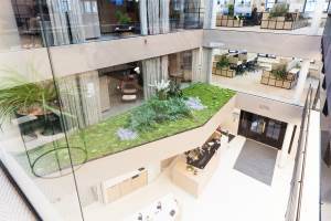 GOD UTSIKT: I det nye NAF-huset finnes et atrium. Et åpent rom i bygget som gir god utsikt fra møterom og kontorer. Her finnes også innslag av grønne soner. <br />Foto: Kristian Owren/ifi.no