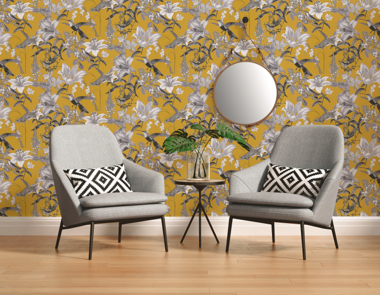 Grå stol, gul bakgrunn.