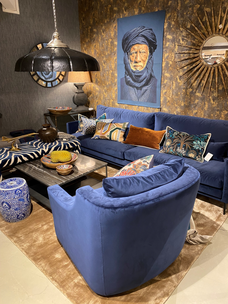 beige vegger, blå sofa, tekstiler og bilde 