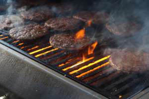 Foto: Robert Walmann/ifi.no<br/>Det blir fart på sakene når 2500 hamburgere og nærmere 1000 pølser skal grilles.