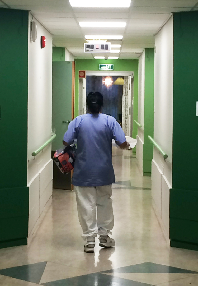 Grønne vegger i korridor på sykehjem