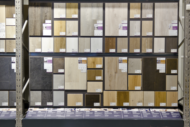 Vegg med gulvprøver i byggevarebutikk 