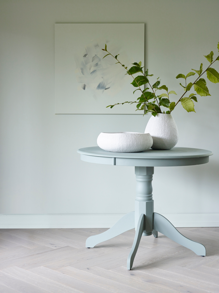 lyst gulv fiskebein rundt bord blomst