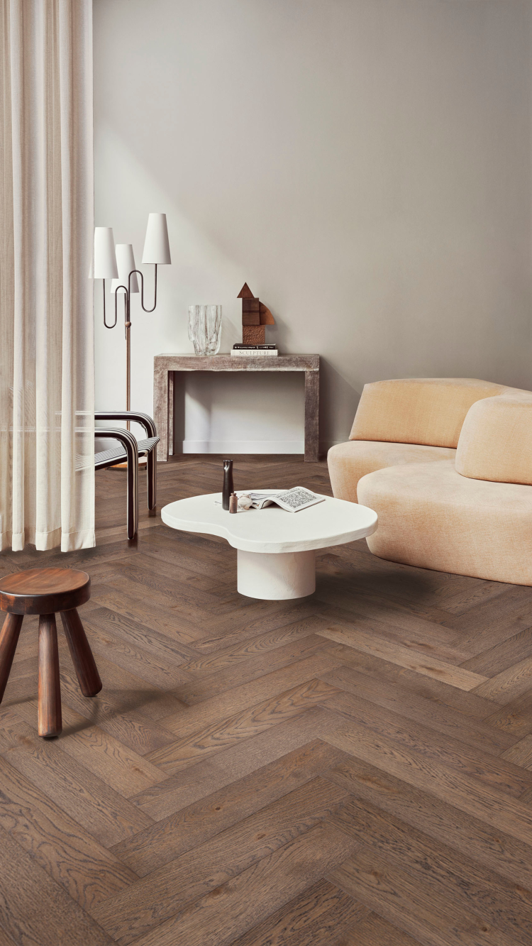 lys sofa mørkt gulv lyse vegger