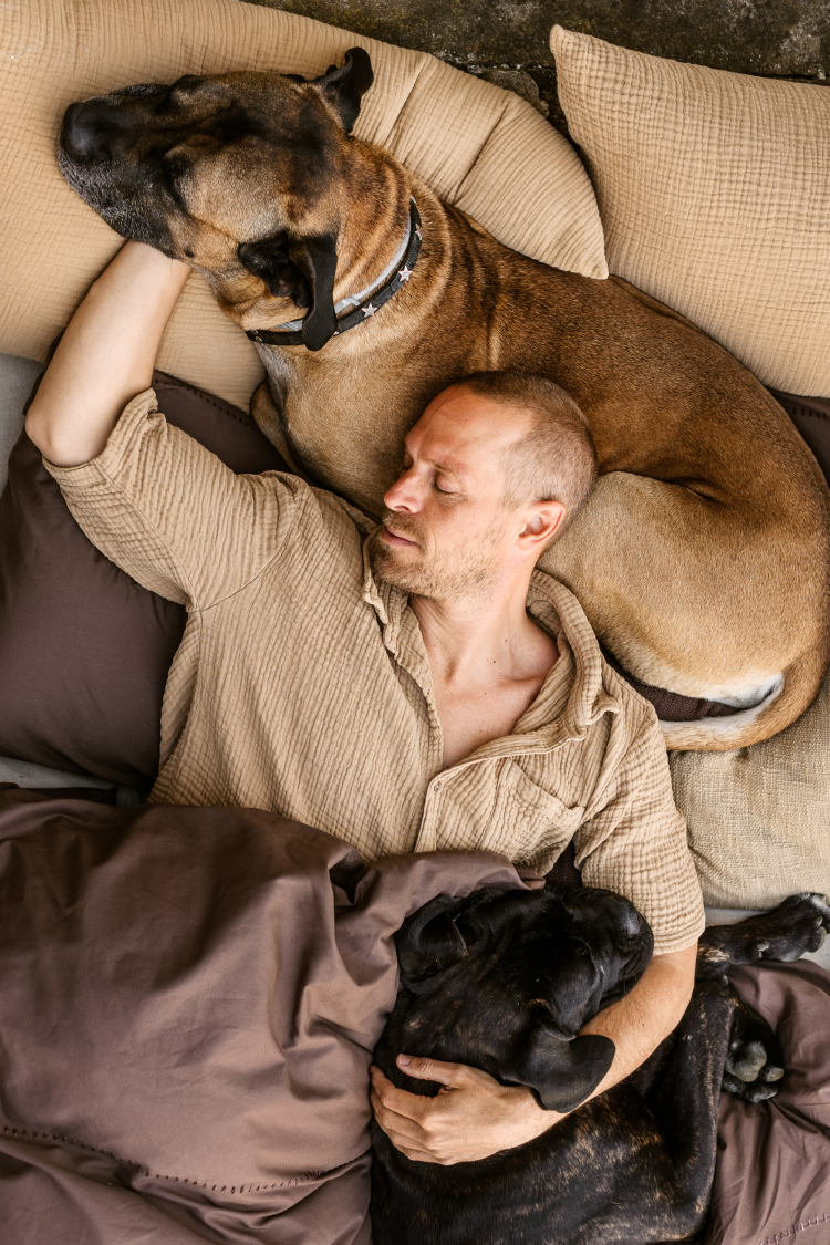 mann i seng med brune laken