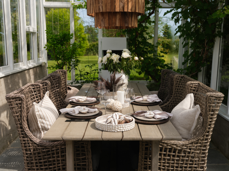 Terrassebord dekket med Halvor Bakkes interiørprodukter 