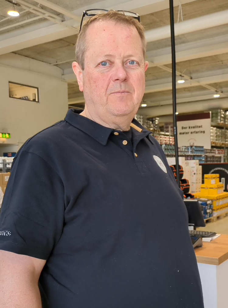 portrettfoto av mann i blå t-skjorte